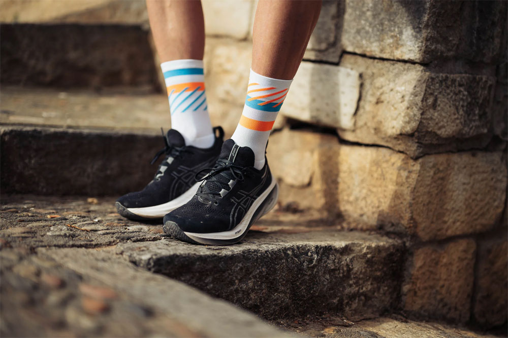 incylence-running-socks-high-cut-disrupts-white-blue-orange-5.jpg