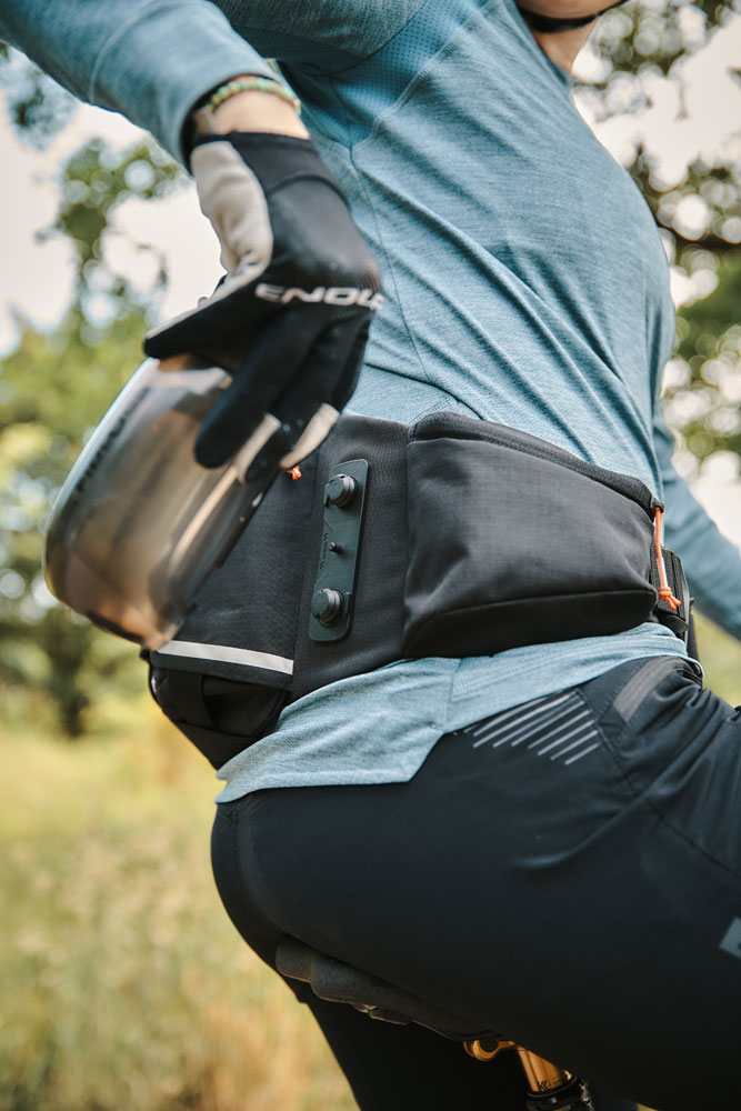 fidlock HB-20001-00001(BLK) 20136158 Hip Belt Double + bottle 450 - Hüfttasche  (16).jpg
