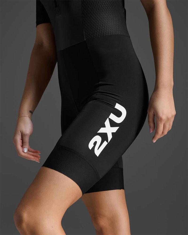 2XU_2X-WT7402D-BLKWHT‌_Aero_Hex_Sleeved_Damen_Einteiler_mit_Sitzpolster (1).jpg
