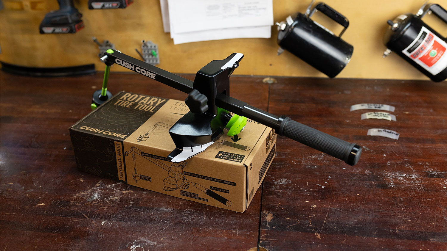 Rotary tyre tool for fitting and removing tyres