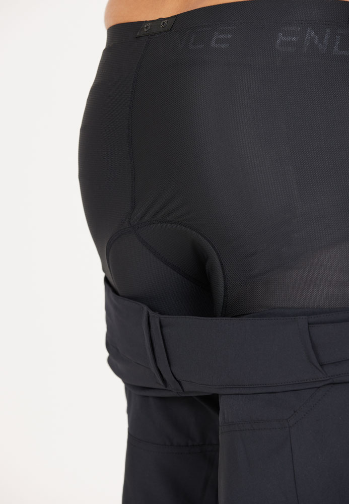 Endurance_Benal-2-in-1-MTB-Shorts-mit-Polster_E241395-1001_ (8).jpg