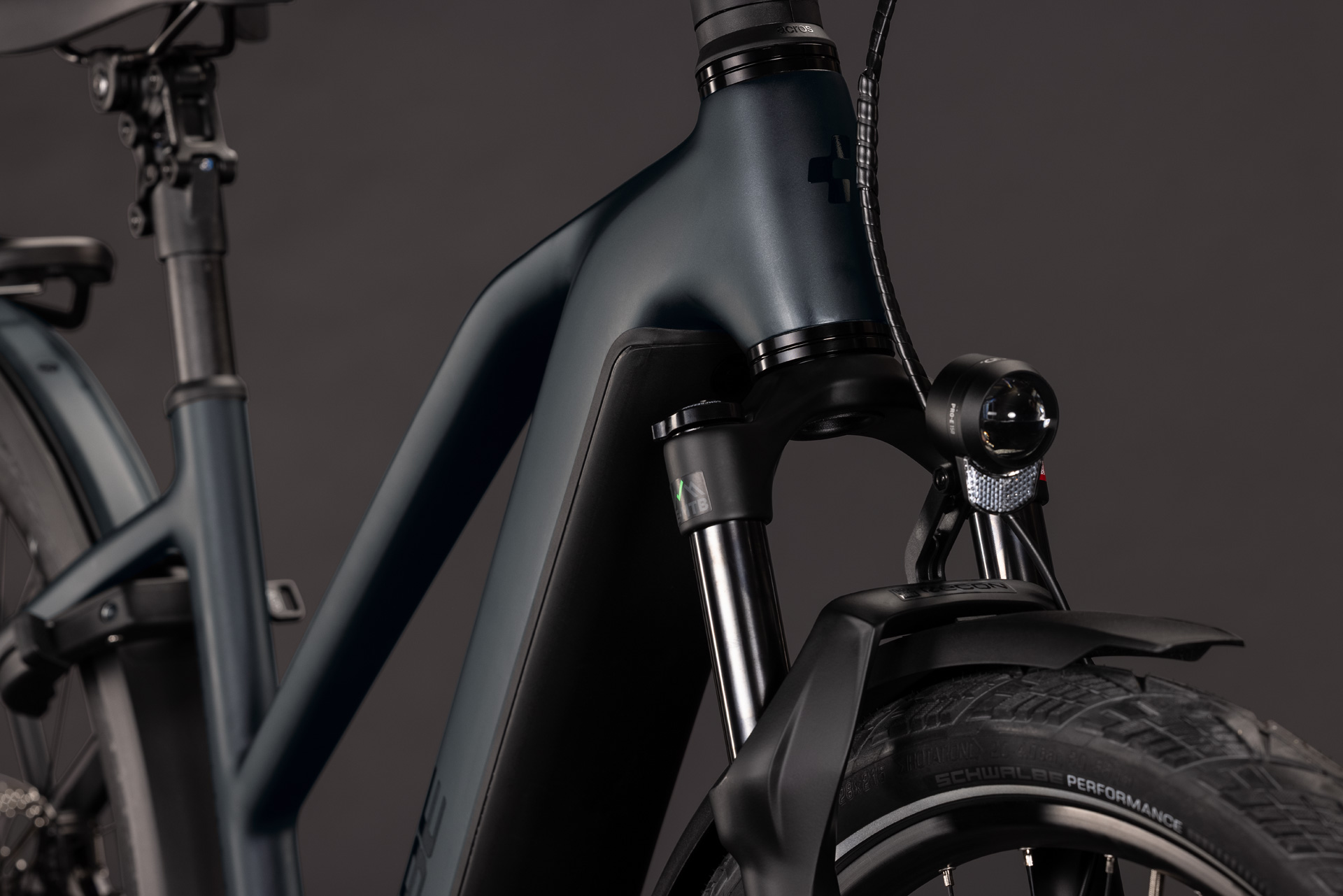 Kathmandu Hybrid Pro 800 coal´n´black Trapeze