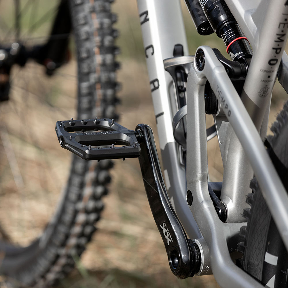 sixpack-racing-menace-3.0-pedals-stealth-black-712002-scene01.jpg