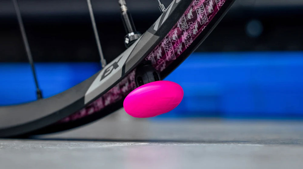 Muc-Off-Stealth-Tubeless-Tag-Halter-&-44mm-Ventil-Kit-(7).jpg