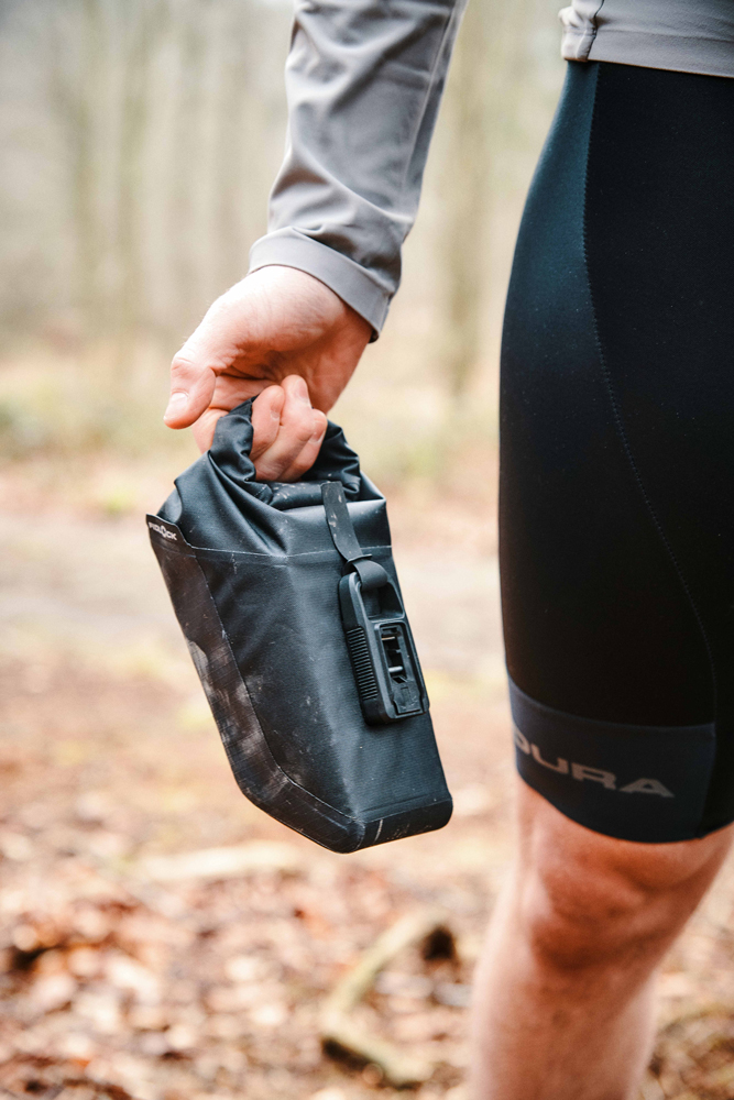 SB-20001-R00002(BLK)_PINCLIP-saddle-bag-M-+-saddle-base_outdoor_8.jpg