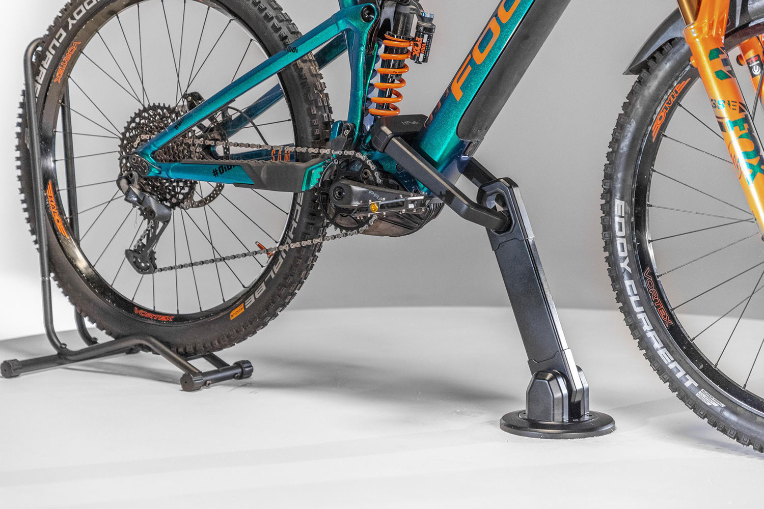 AXM1AB-Focus-EMTB-Locked-Up-Close.jpg
