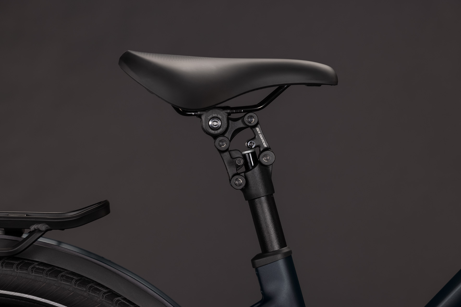 Kathmandu Hybrid Pro 800 coal´n´black Trapeze
