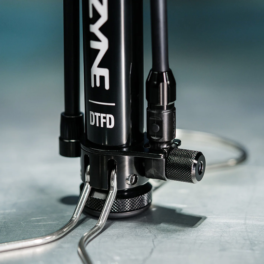 Lezyne 1-FP-DTFDR-V104 20154143 Digital Travel Floor Drive 160PSI Standluftpumpe  (2).jpg