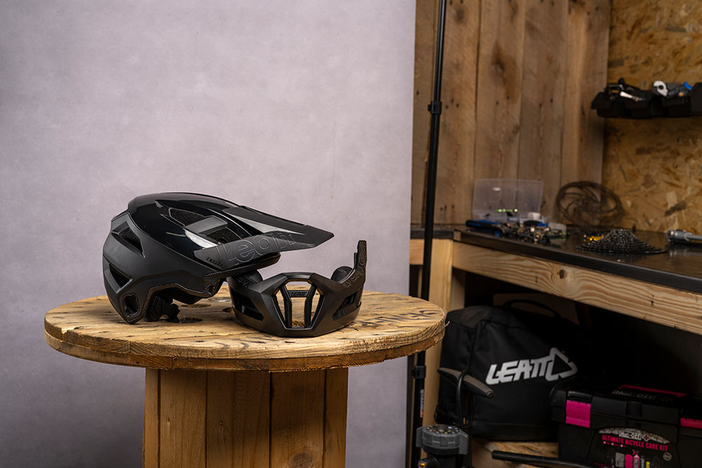 Leatt_3 Enduro_FullfaceHelmet_LE-HLT-2313_Stealth_Mood (4).jpg