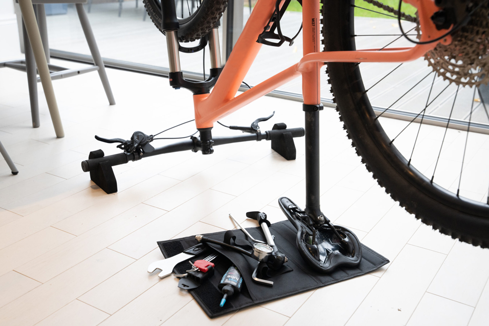 hiplok 20126904 FLIPSTAND - Mini-Fahrradständer mit Unterlage  (5).jpg