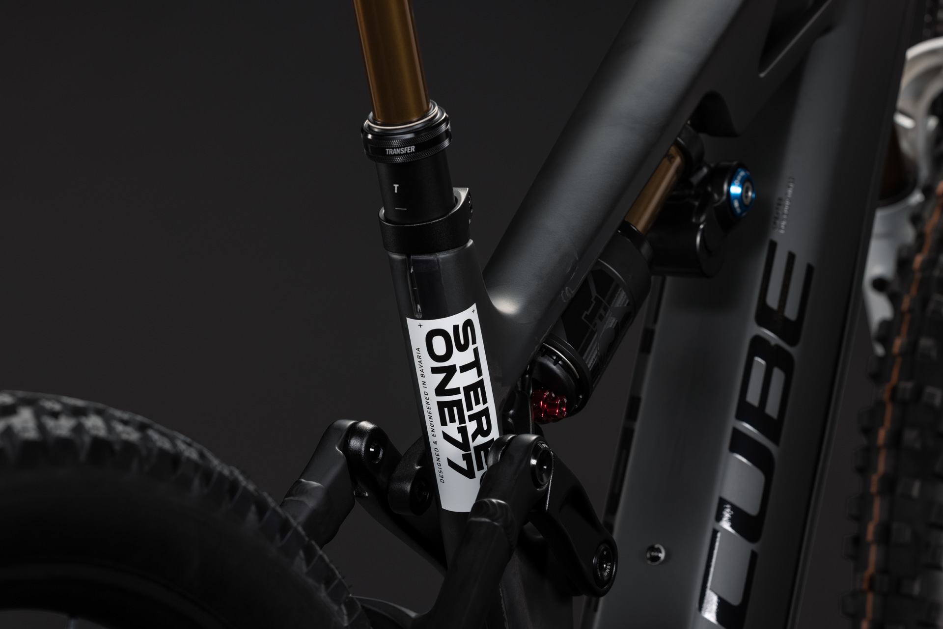 Stereo Hybrid ONE77 HPC AT 800 carbon´n´white