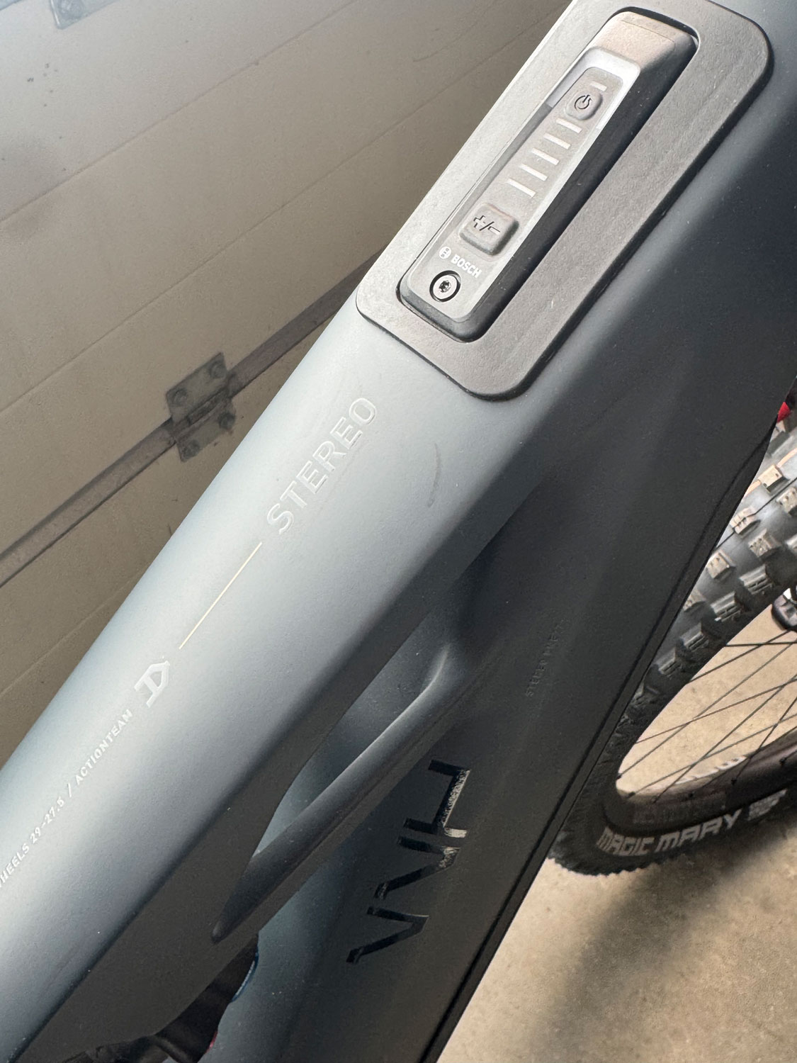 Stereo Hybrid ONE77 HPC AT 800 carbon´n´gold (Neuware mit Lackfehler) 