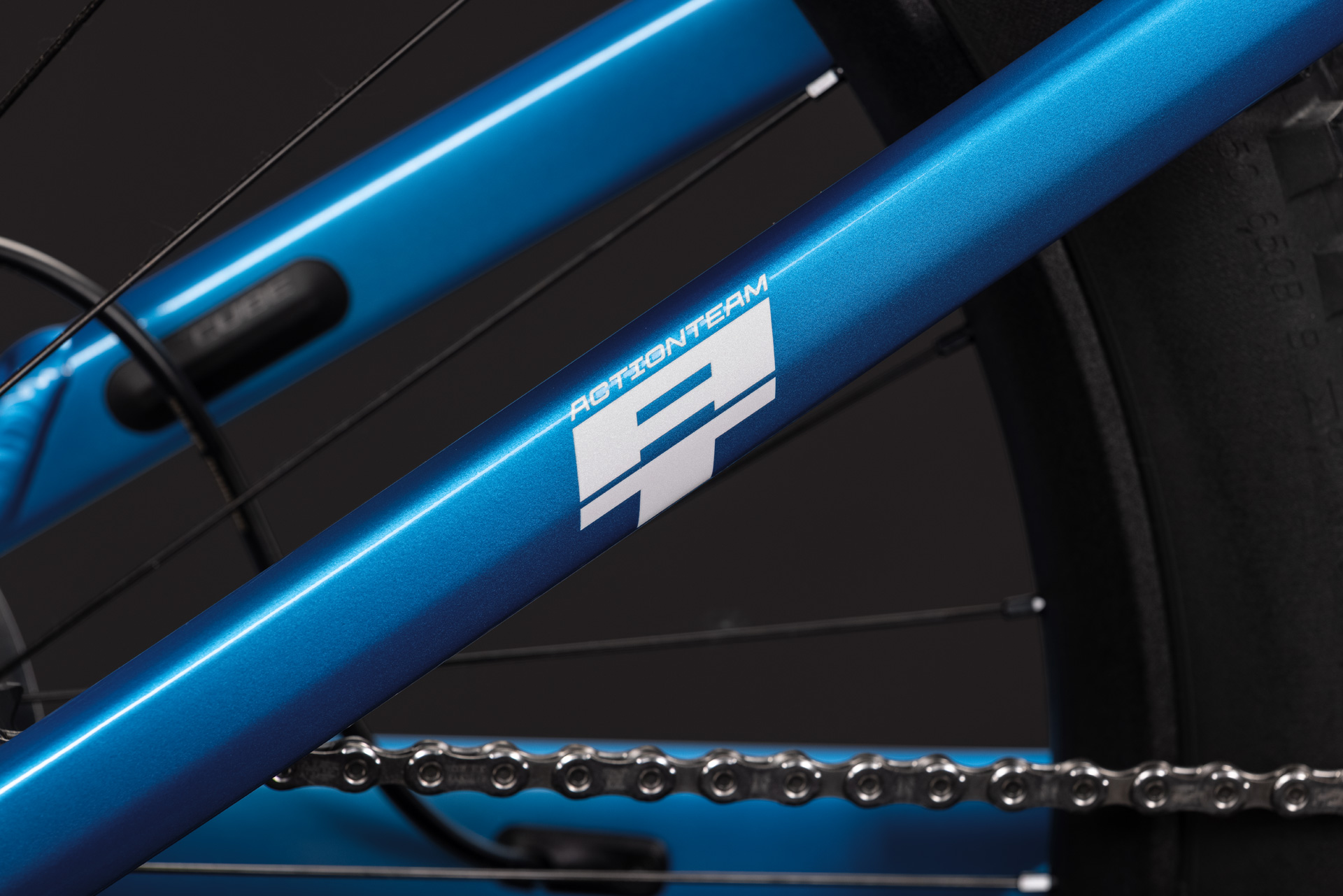 Stereo Hybrid ONE77 HPC AT 800 actionteam