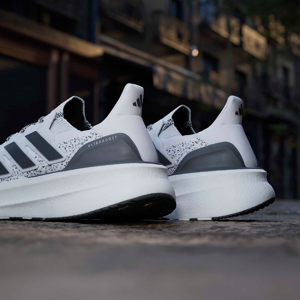 Adidas_Ultraboost5_Ftwwht_Cblack_Silvmt (2).jpg