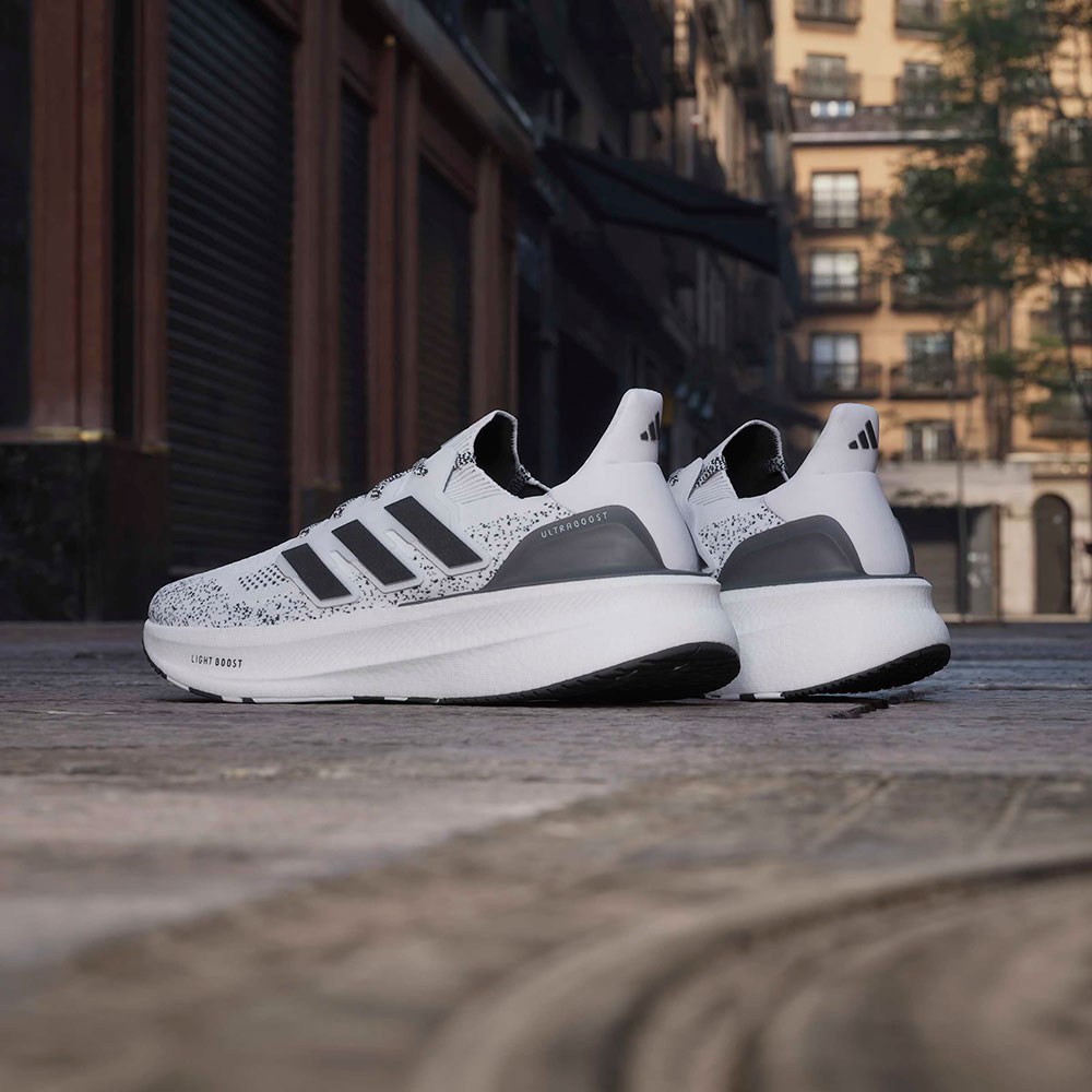 Adidas_Ultraboost5_Ftwwht_Cblack_Silvmt (18).jpg