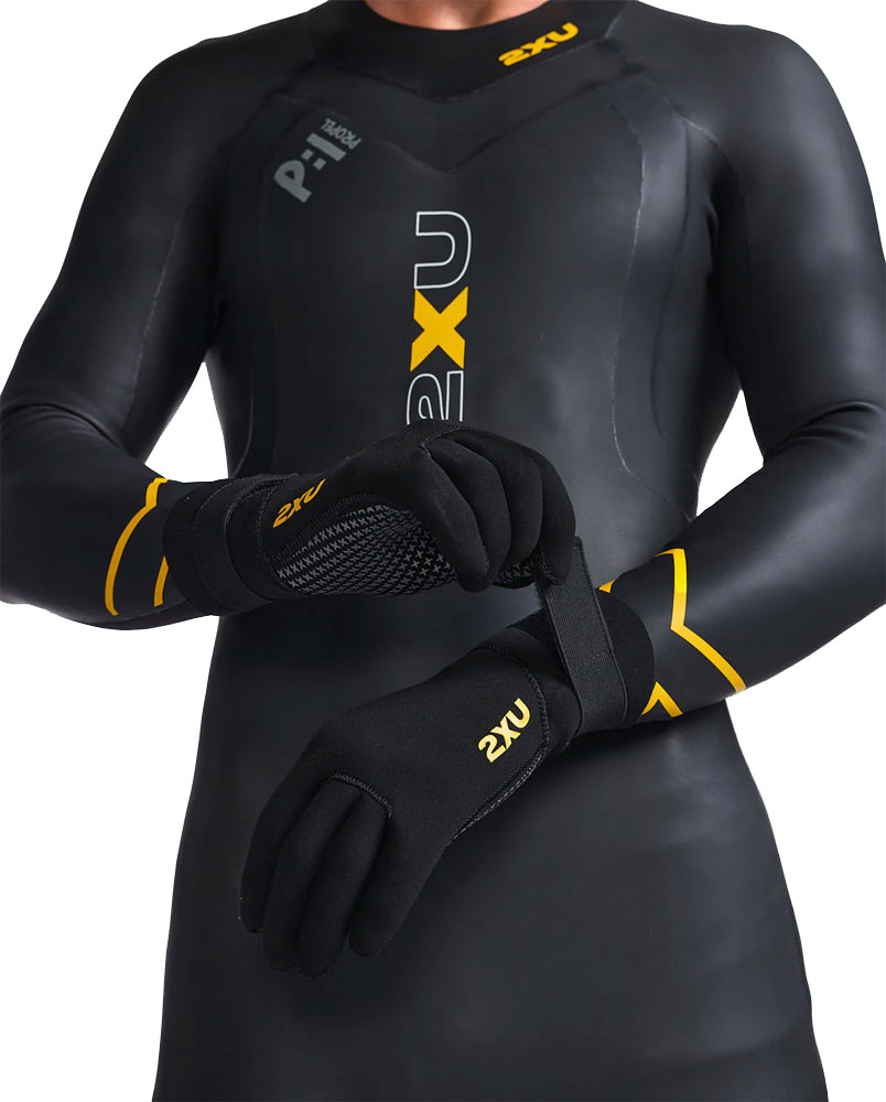 2XU_Propel-Neoprene-Handschuhe_2X-UW7022H-BLKABN_ (2).jpg