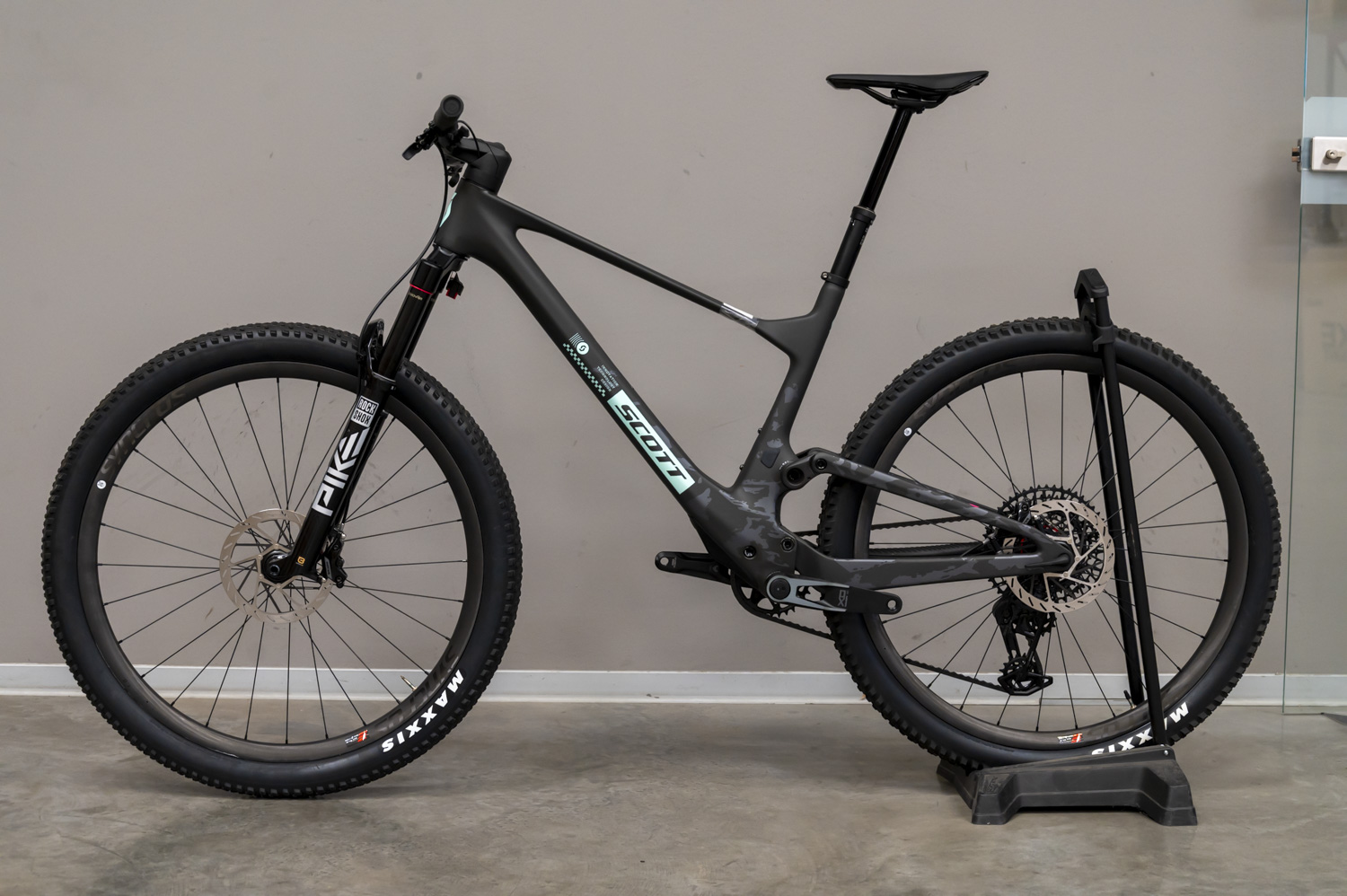 Spark 900 EVO Carbon Black (New item with a paint fault)