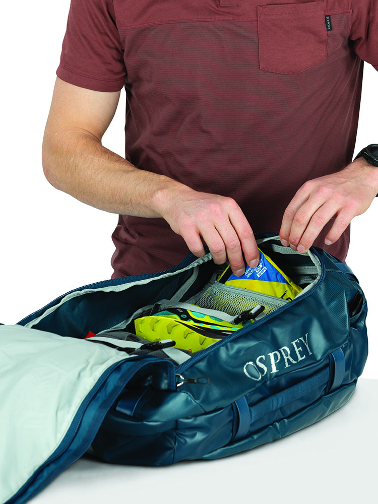 10006321-1072_TransporterDuffel40_VenturiBlue_Detail_4.jpg