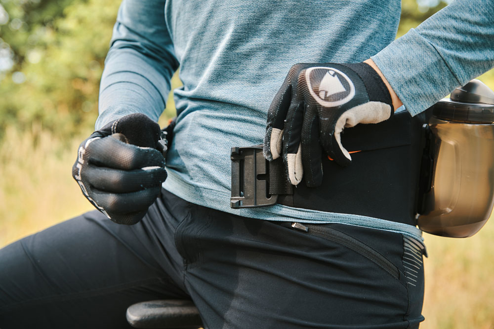 fidlock HB-20001-00001(BLK) 20136158 Hip Belt Double + bottle 450 - Hüfttasche  (10).jpg