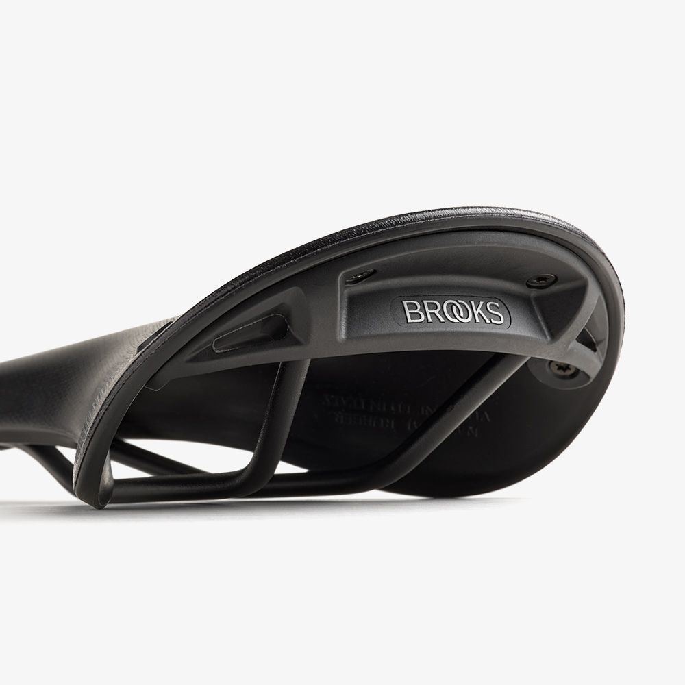 7_c17_carved_black_cambium_saddle_detail2.jpg