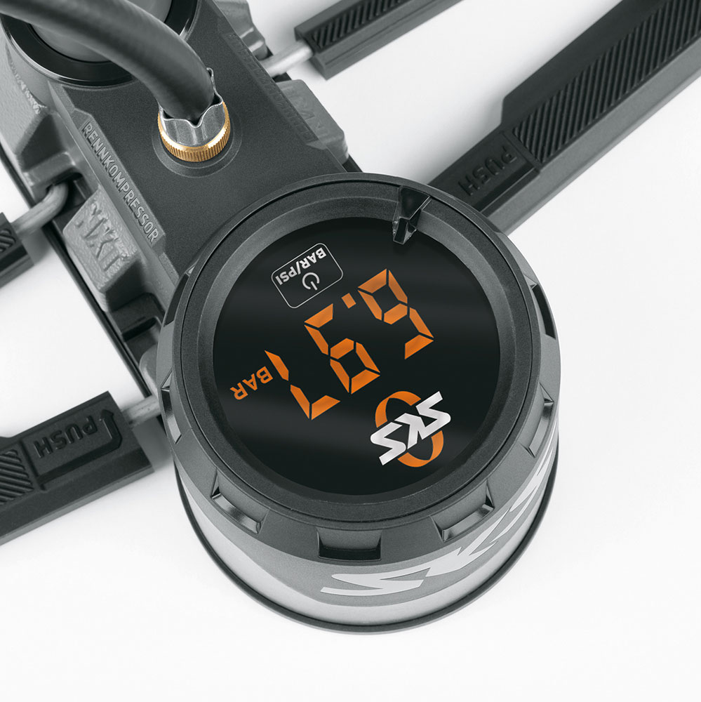 RS1882_12000_rennkompressor_nxt_digi_detail_gauge_pers.jpg