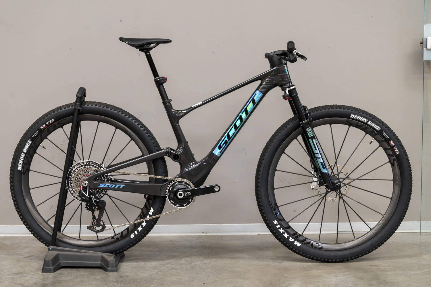 Spark RC SL (TW) Carbon Black (New with a paint fault)