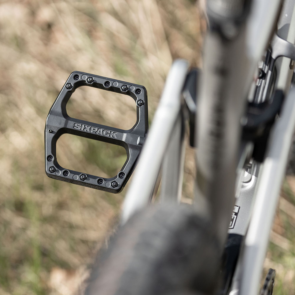 sixpack-racing-menace-3.0-pedals-stealth-black-712002-scene02.jpg