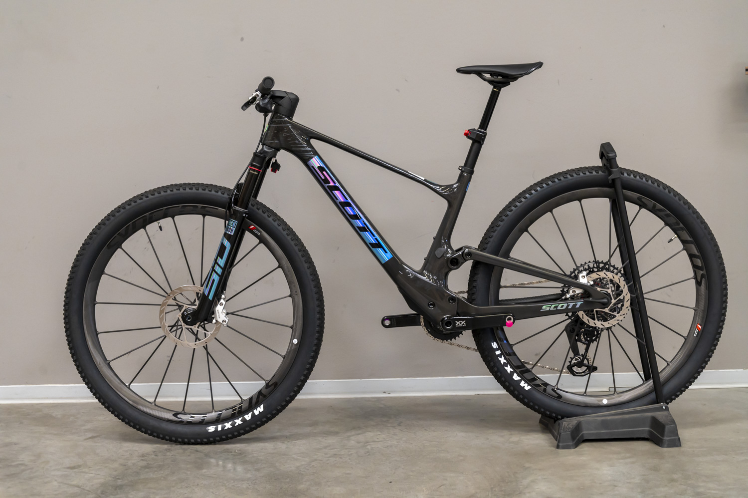 Spark RC SL (TW) Carbon Black (New with a paint fault)