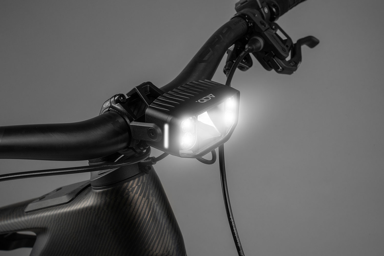 Pro-E 300 WIDE HB X-Connect – przedni reflektor do roweru elektrycznego