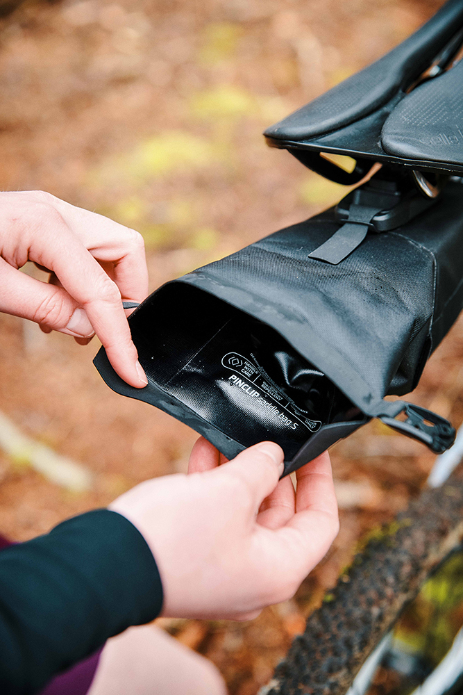 fidlock SB-10000-R00002(BLK) 20156377 PINCLIP Saddle Bag S Single  (16).jpg