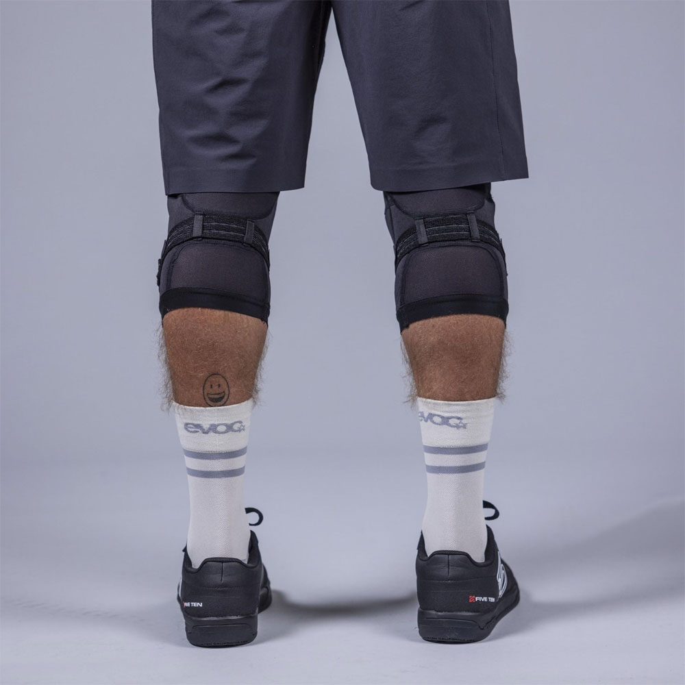 304002100_KNEE_PROTECTOR_LS_FLEX_ENDURO_dt04_1920x1920.jpg