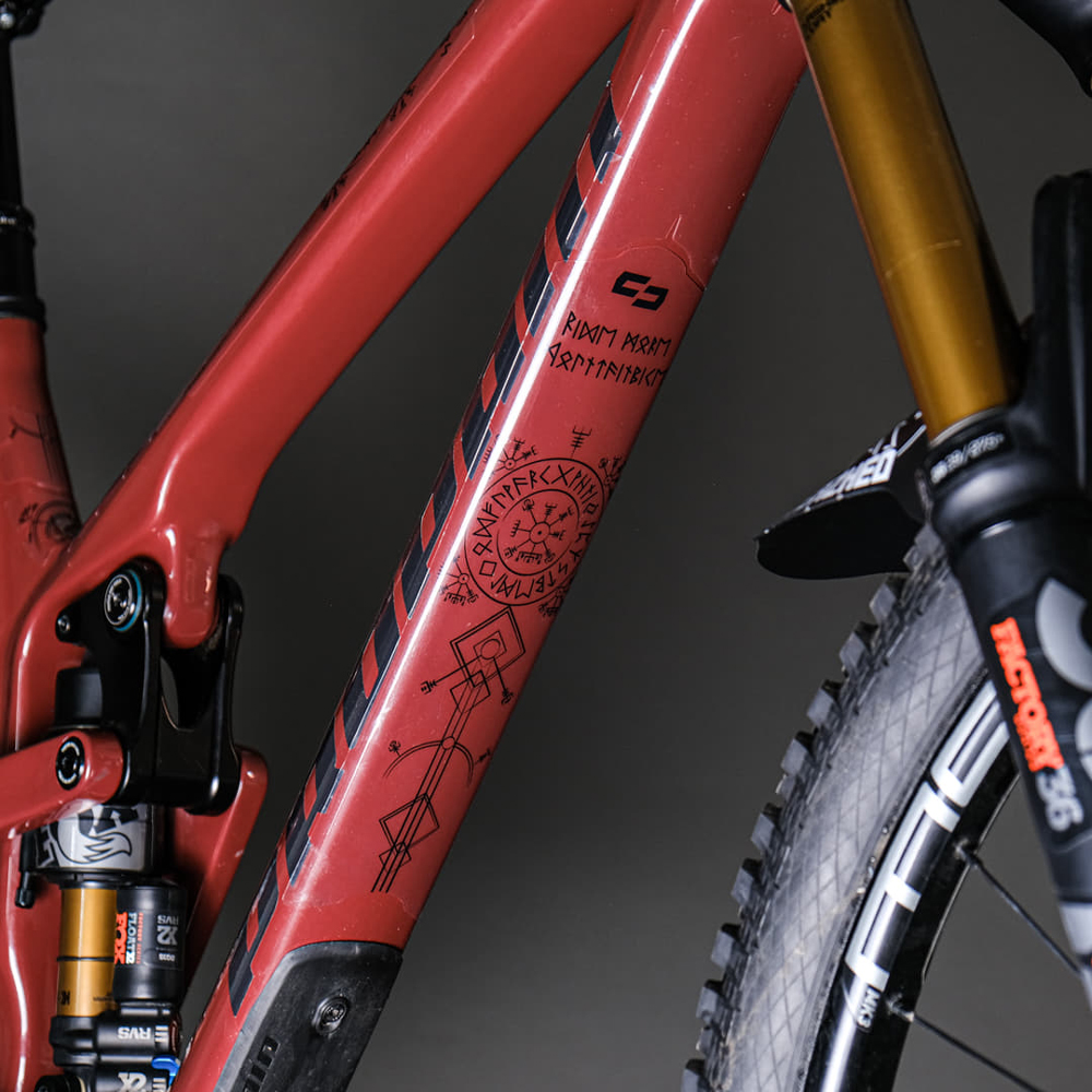 unleazhed 20117769 Unscratch Frame Rahmenschutzfolie - Runes of Shred Black Glossy 7.jpg