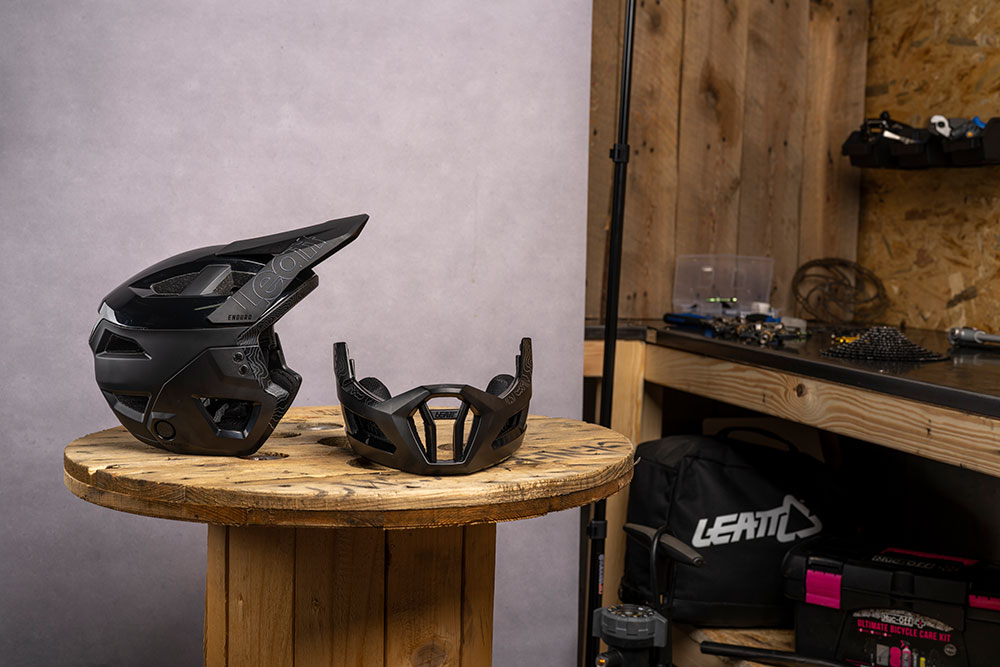 Leatt_3 Enduro_FullfaceHelmet_LE-HLT-2313_Stealth_Mood (3).jpg