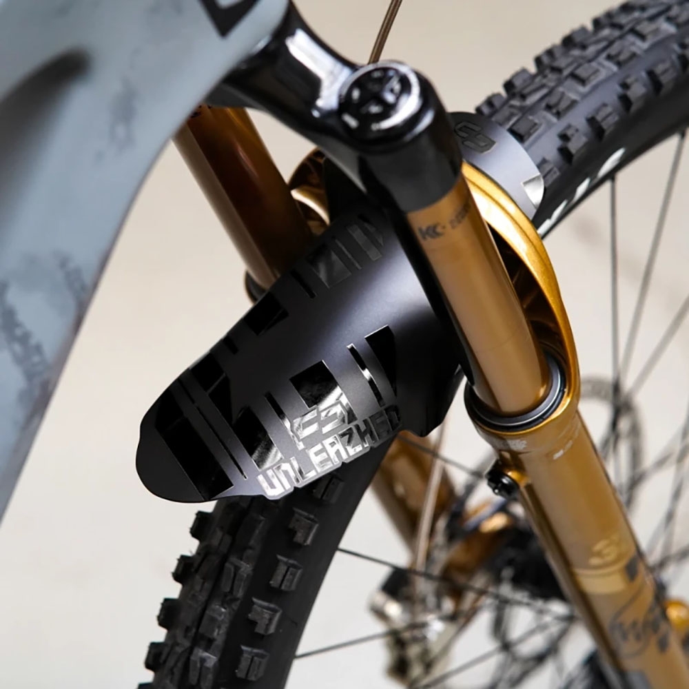 m01b_LS_black_Detail.jpg