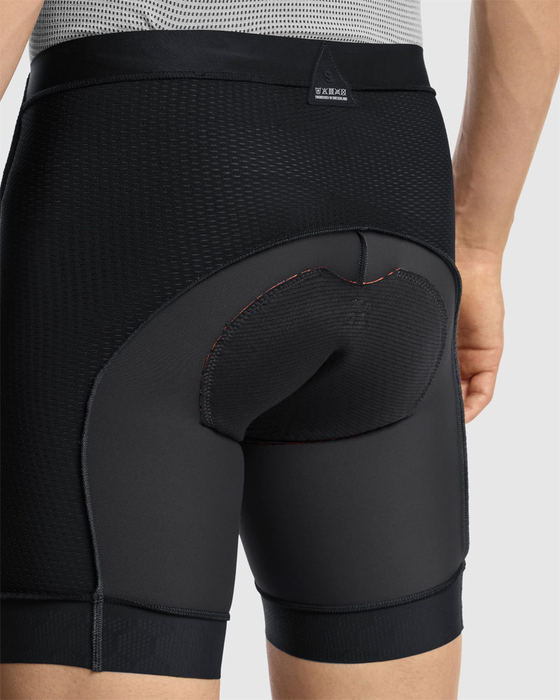 ASSOS_TacticaUrbanLiner_51-10-129-18_InnenhosemitPolster_ (8).jpg