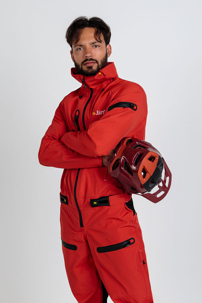 dirtlej-20250064-20250073-dirtsuit-core-edition-v6-chili-black-studio-3.jpg