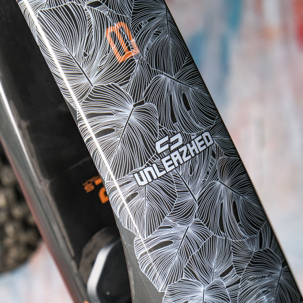 BP01-020-0_Unleazhed_white_glossy_detail_2.jpg