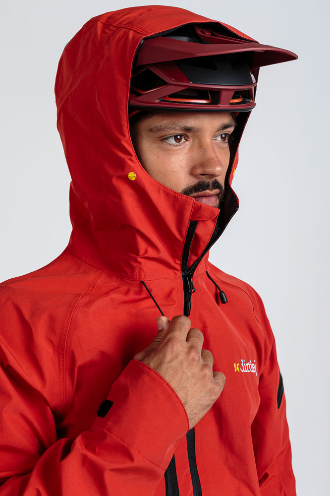 dirtlej-20250064-20250073-dirtsuit-core-edition-v6-chili-black-studio-4.jpg