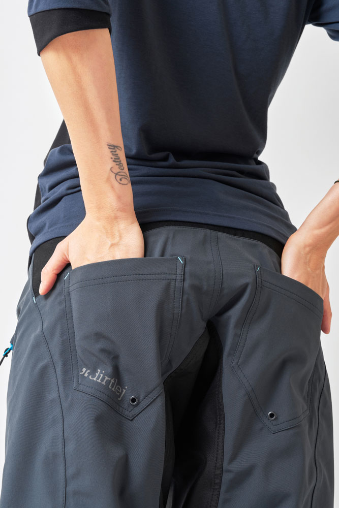 Dirtlej_Trailscout_Waterproof_Damen_MTB_Shorts_20220011_3.jpg