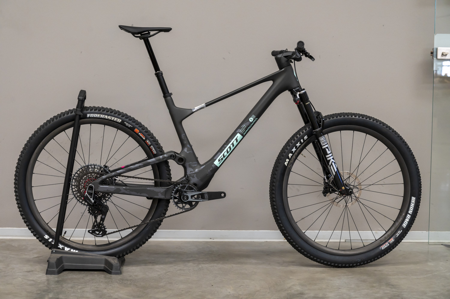 Spark 900 EVO Carbon Black (New item with a paint fault)