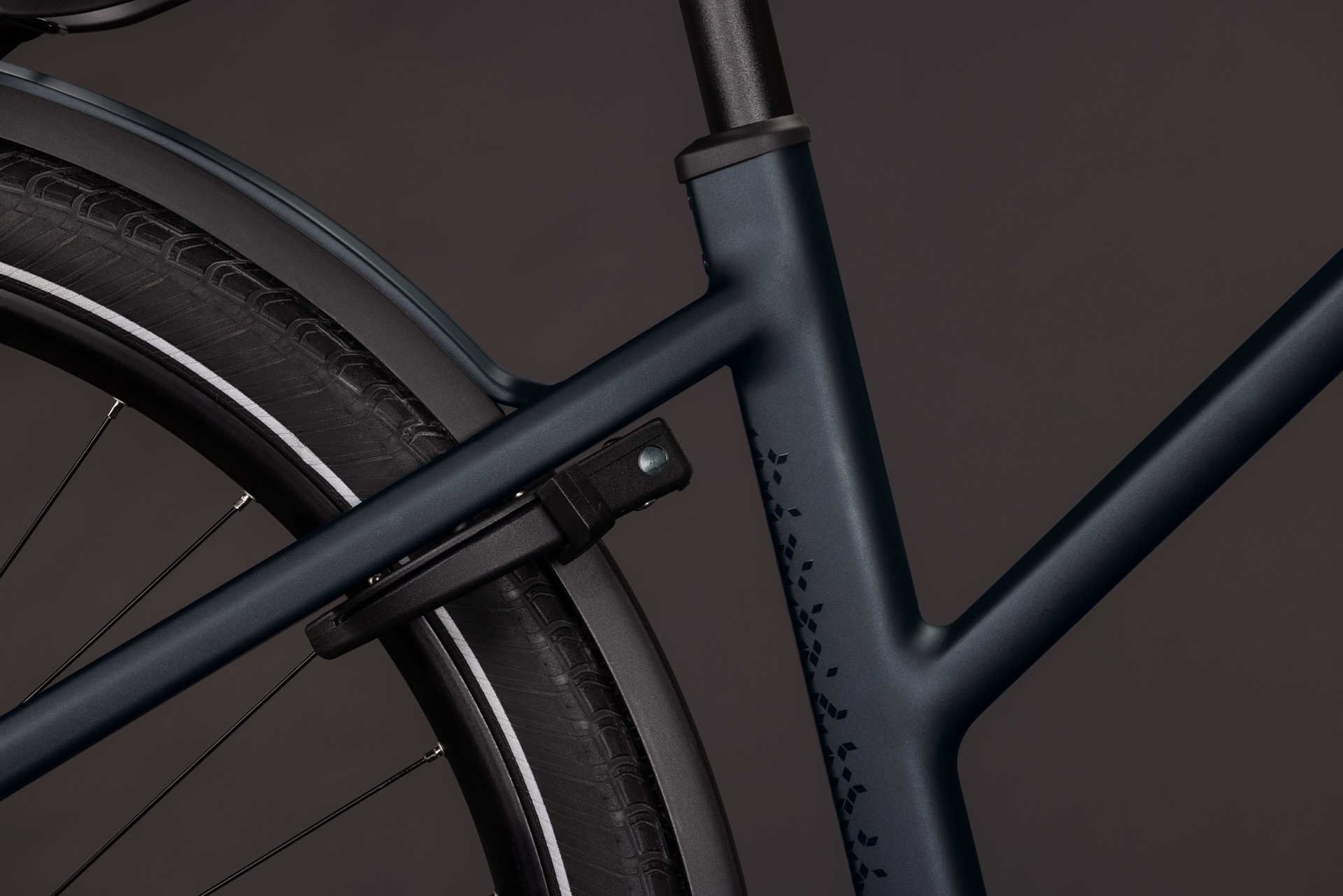 Kathmandu Hybrid Pro 800 coal´n´black Trapeze
