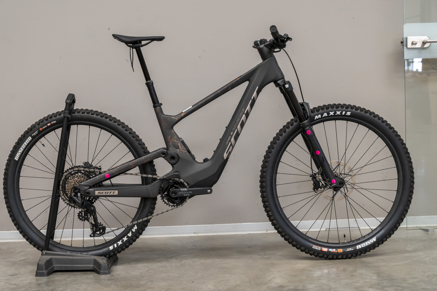 Voltage 920 Carbon Black/Crackle Bronze (brand new with a paint fault)
