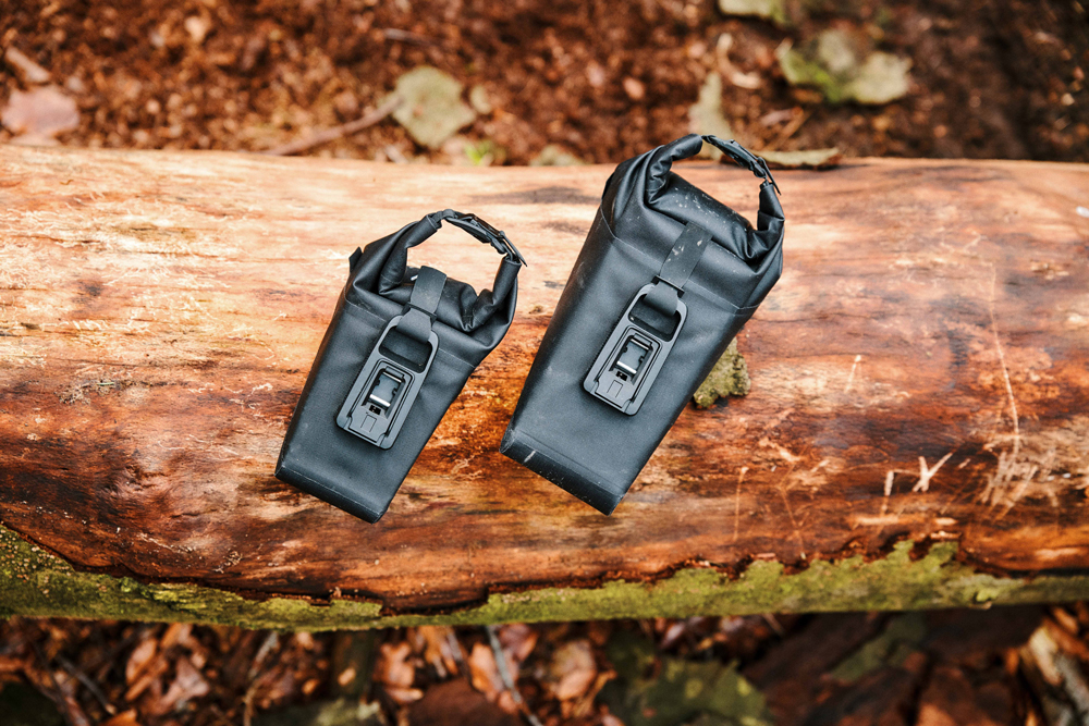 SB-10001-R00002(BLK)_PINCLIP-saddle-bag-S-+-saddle-base_outdoor_14.jpg