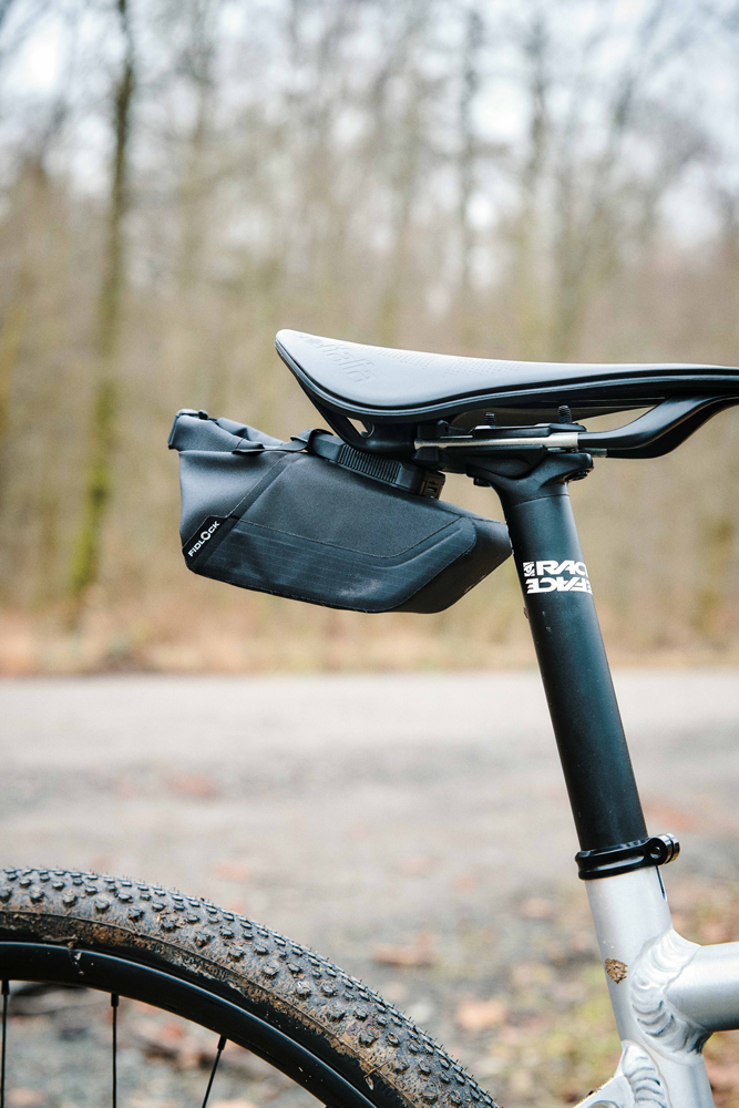 SB-10001-R00002(BLK)_PINCLIP-saddle-bag-S-+-saddle-base_outdoor_2.jpg