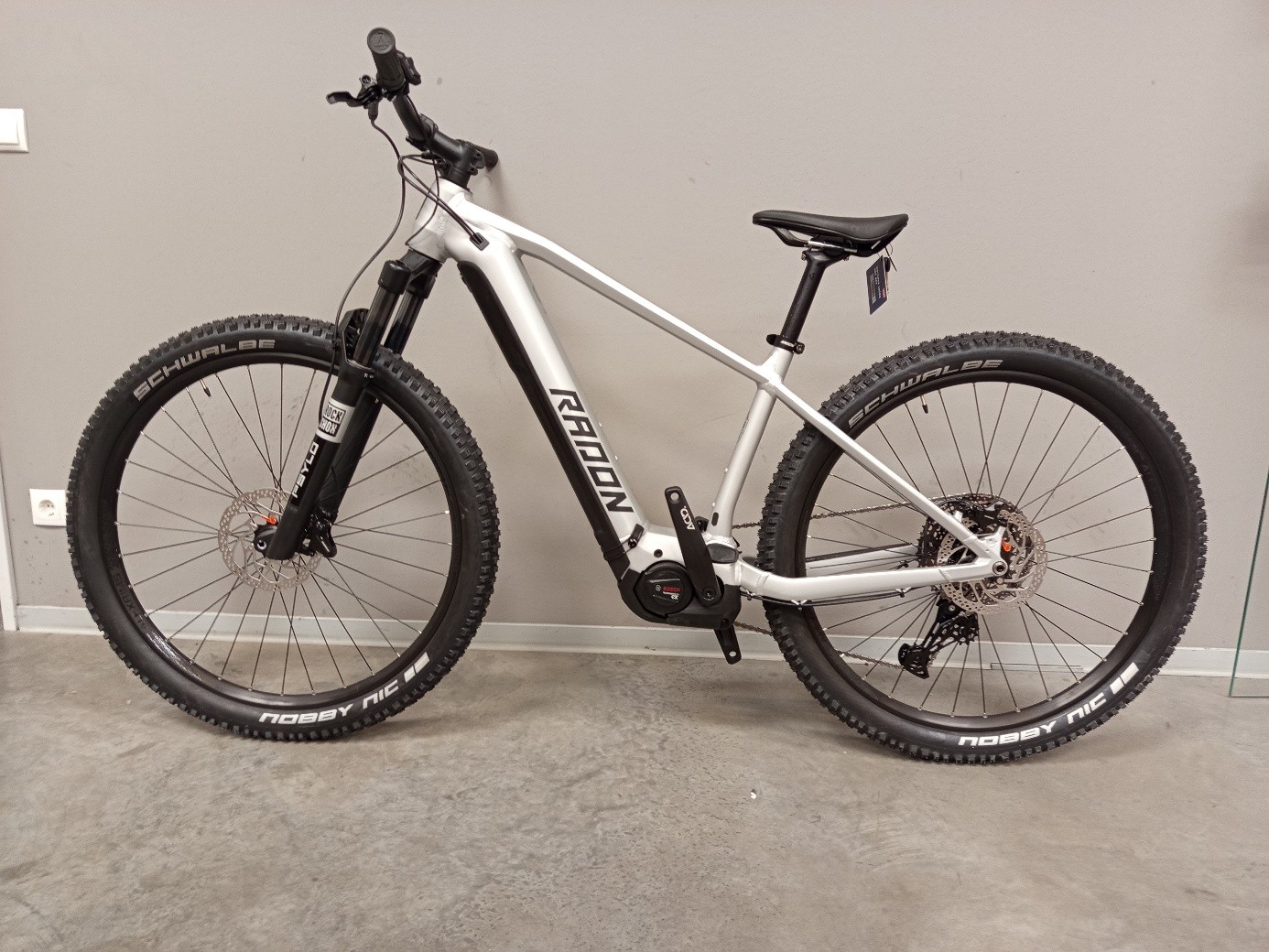 JEALOUS HYBRID 8.0 750 (produkt nowy z wadą lakierniczą)