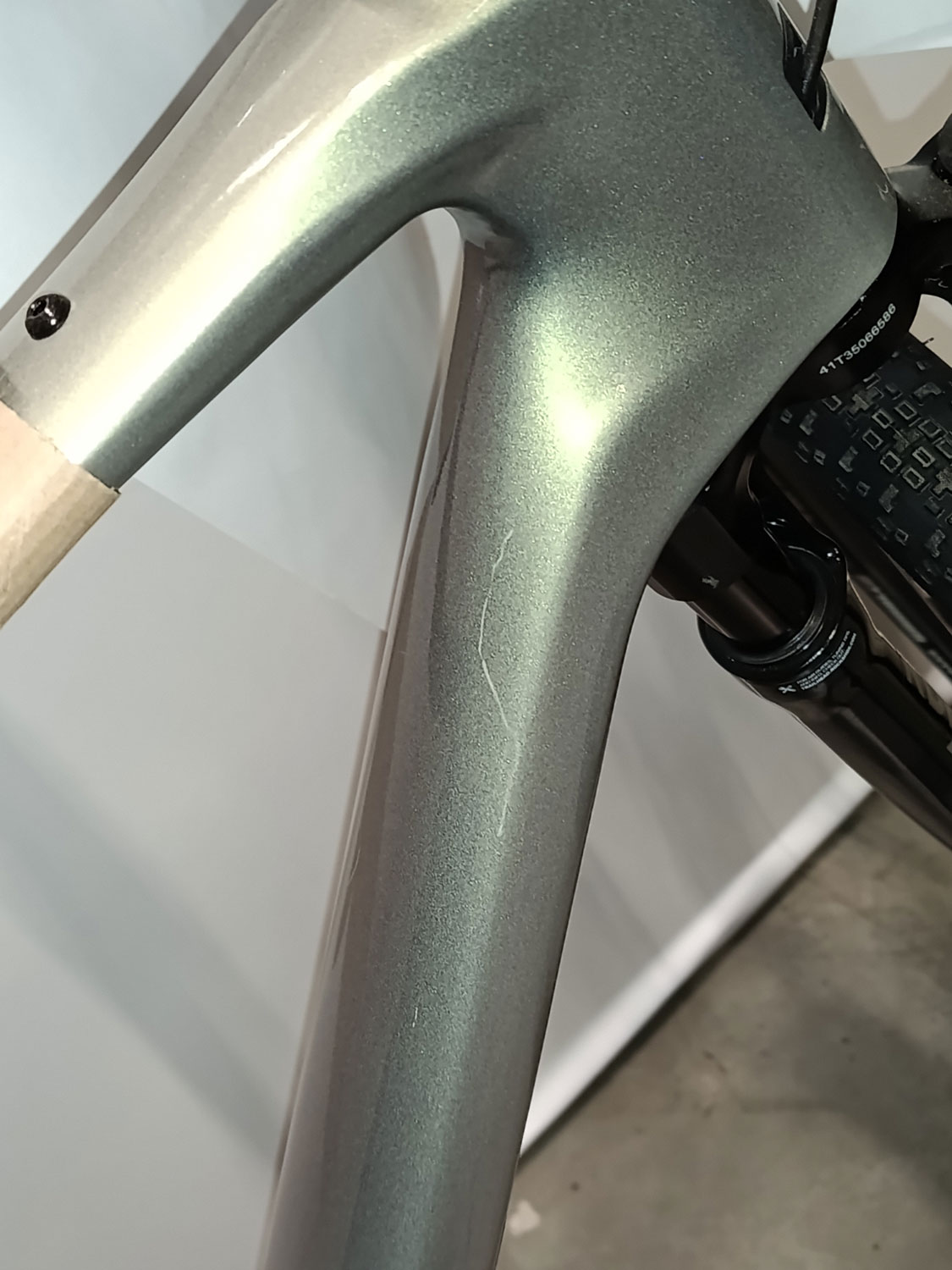 Revolt X Advanced Pro 1/V2 (nowy produkt z wadą lakierniczą)