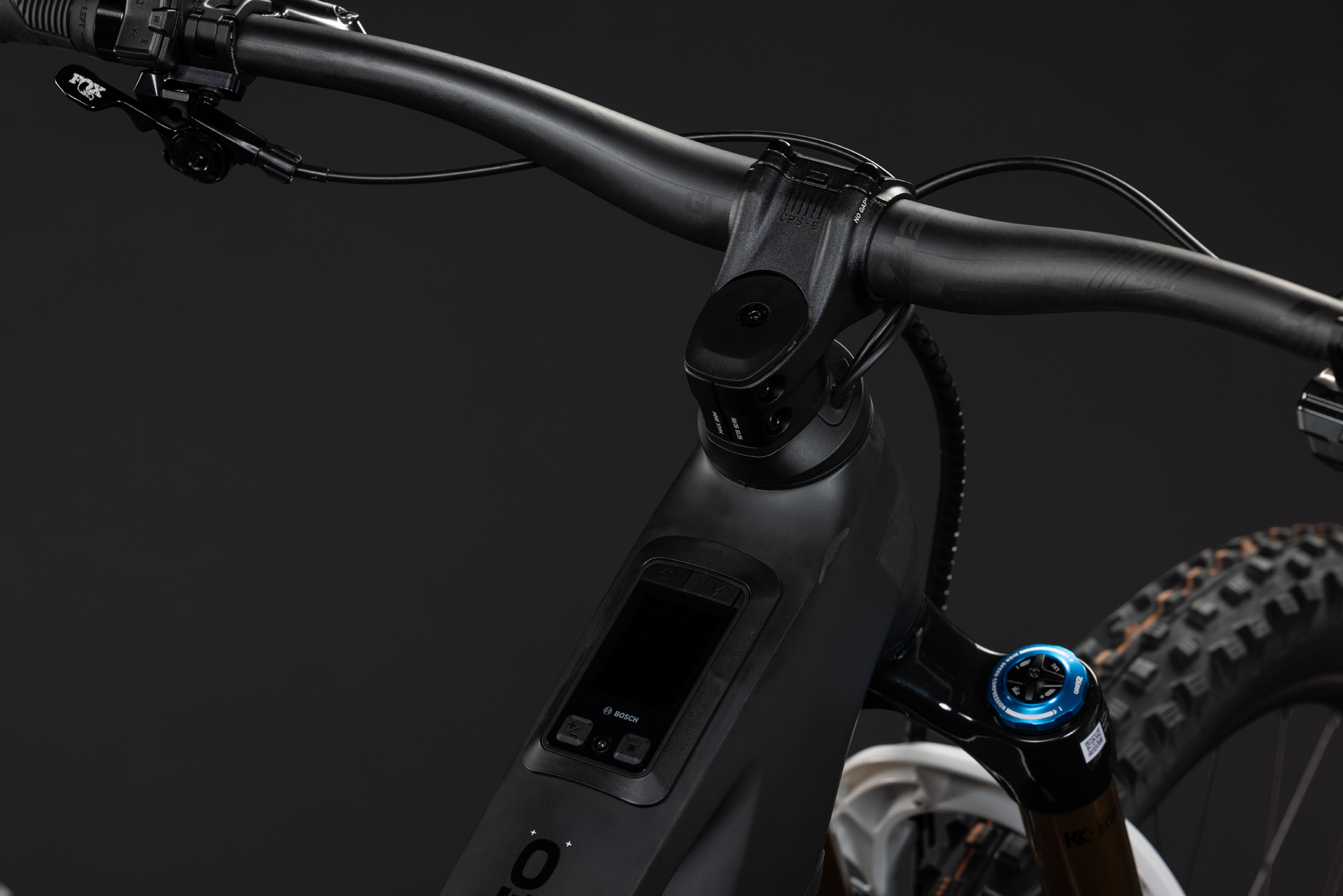 Stereo Hybrid ONE77 HPC AT 800 carbon´n´white