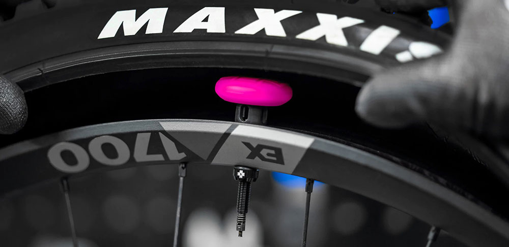 Muc-Off-Stealth-Tubeless-Tag-Halter-&-44mm-Ventil-Kit-(6).jpg