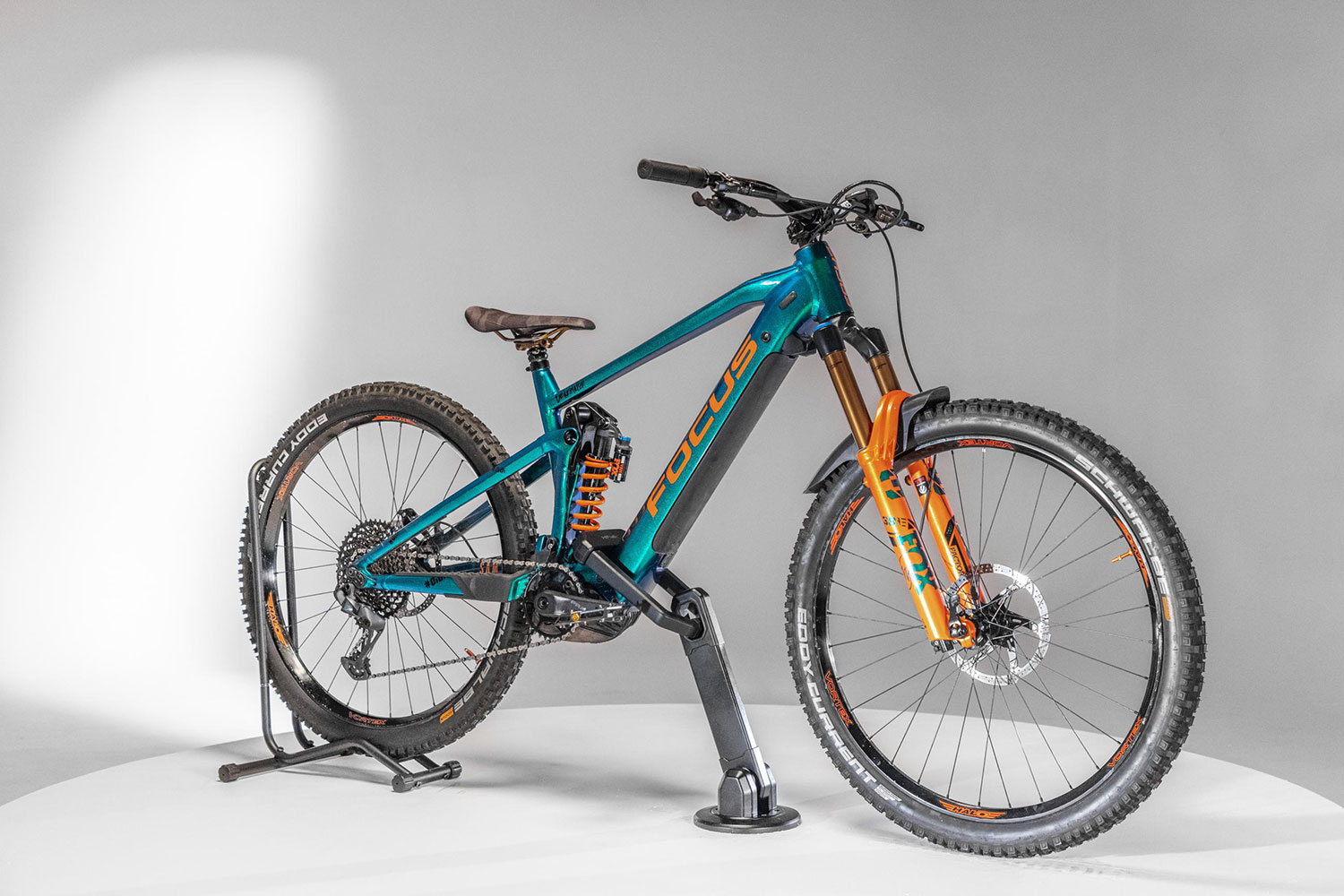 AXM1AB-Focus-EMTB-Locked-Up-Wide.jpg
