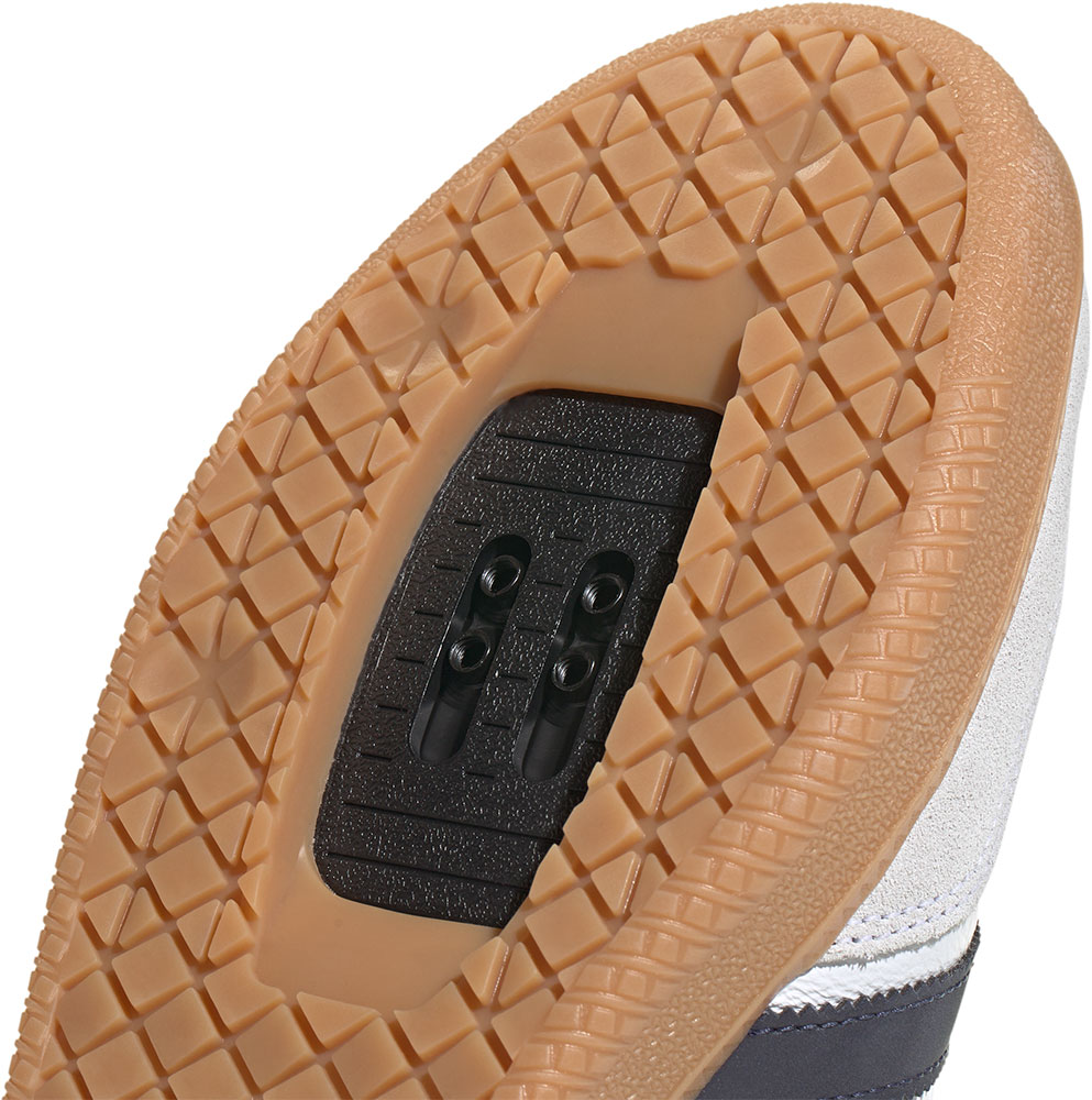 JQ9179_8_FOOTWEAR_Photography_Detail-View-1_white.jpg